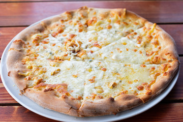 Pizza quattro formaggi