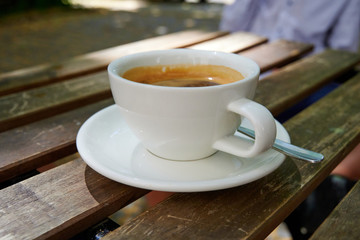 Tasse Kaffee im Straßencafe von Berlin