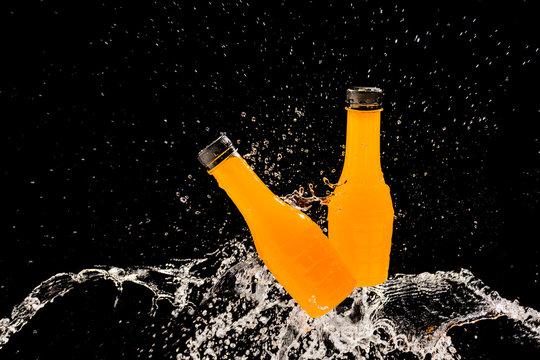 Orange juice, orange juice bottle with splash water Refreshing ideas to solve thirst