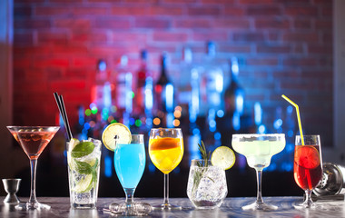 Set with different cocktails on bar tender - obrazy, fototapety, plakaty