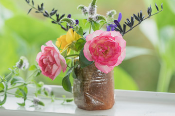花瓶のバラとミントの花