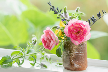 花瓶のバラとミントの花