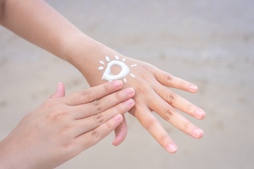 Asian women apply sunscreen on the hands and arms. To protect the skin from sunlight, causing skin pigmentation and causing skin cancer. And protection from sunlight, health