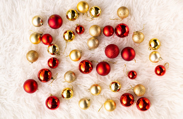 Bolas de Navidad sobre alfombra de pelo