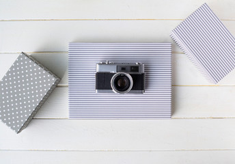 Cámara fotográfica antigua sobre fondo blanco
