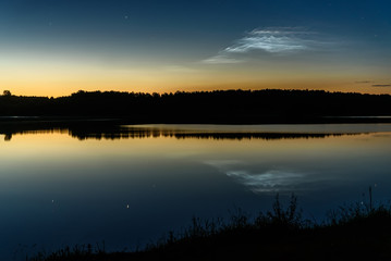 Obraz premium clouds noctilucent stars lake sky reflection