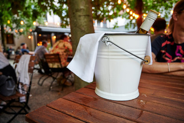 Schöne Biergarten Terrasse Weinkühler im Sommer