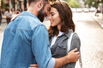 Obraz premium Close up of a beautiful young couple in love outdoors