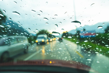 pioggia strada macchine