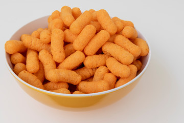 Bol con crujientes rizos de queso y maíz.