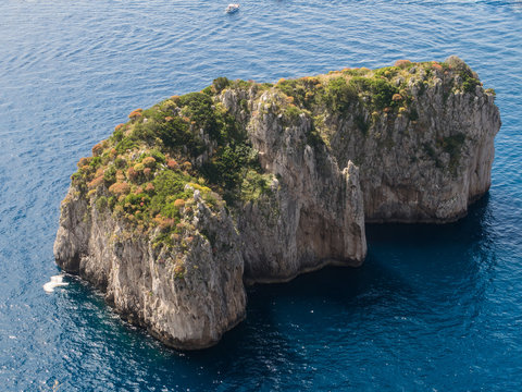 Felsformation vor Capri in Italien