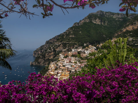 Städtchen Positano an der Amalfiküste mit Blumen im Vordergrund