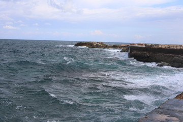 Fototapeta na wymiar waves breaking on the rocks