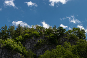 Fototapeta na wymiar Pavillon auf Berg mit schön Wetter Wolken
