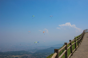 une vue sur des parapentes depuis le sommet du puy de dôme en auvergne
