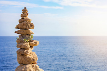Fototapeta na wymiar Rock balance in front of the sea