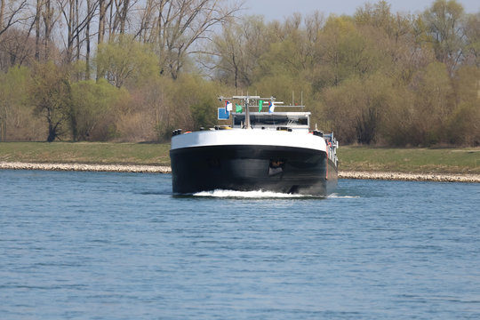 Transportschiff auf dem Fluss