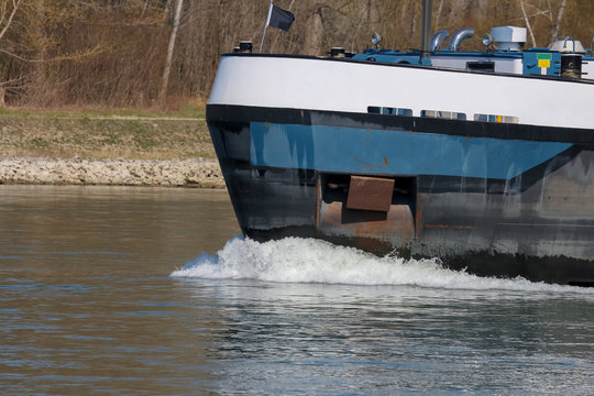 Transportschiff auf dem Fluss