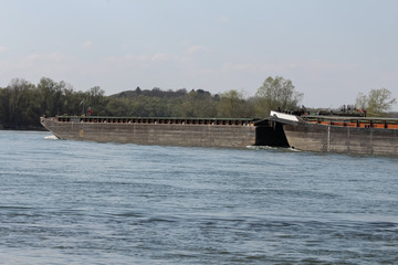 Transportschiff auf dem Fluss