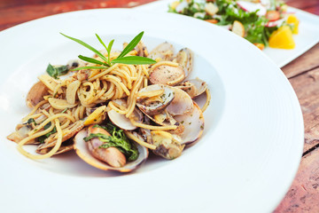 Spaghetti with Garlic, Peper and Clams