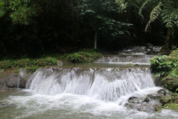 Fototapeta premium Wodospad w parku leśnym Sa Nang Manora, prowincja Phang Nga, Tajlandia