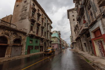 Obraz premium Street view of the beautiful Old Havana City, Capital of Cuba, during a wet and rainy day.