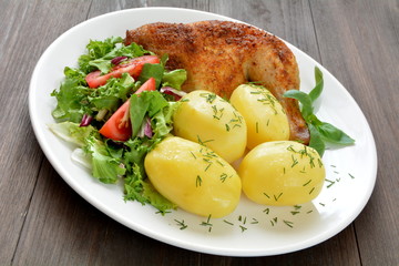 udko z kurczaka pieczone, ziemniaki i surówka © robert6666