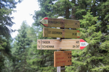 Wegschild in Südtirol