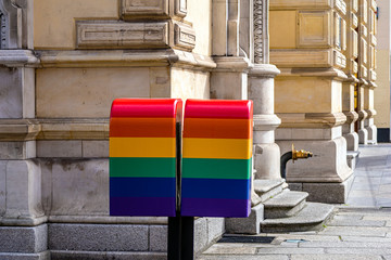 Briefkasten in Regenbogenfarben