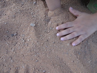 Kinderhände im Sand