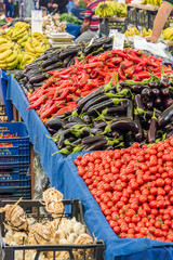 Frische Tomaten, Auberginen und Chili wird auf einem Marktstand angeboten