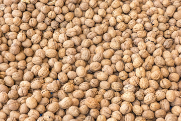 Viele frische Walnüsse an dem Verkaufsstand eines Wochenmarktes