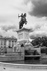 Fototapeta premium Plaza De Oriente Esatua Felipe IV