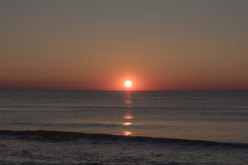 Fototapeta premium Sunrise Over the Ocean