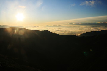 南アルプス　白峰三山テント縦走　濃鳥小屋テント場からの風景　朝日と富士と雲海