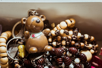 Petit ours brun et perles de colliers