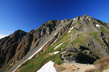南アルプス　白峰三山テント縦走　濃鳥小屋テント場からの風景　農鳥岳を仰ぎ見る