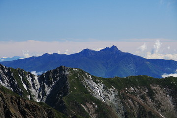 南アルプス　白峰三山テント縦走　西農鳥岳山頂から　八ヶ岳遠景