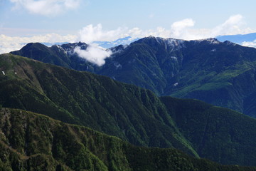 Obraz premium 南アルプス 白峰三山テント縦走 西農鳥岳山頂から 鳳凰三山遠景