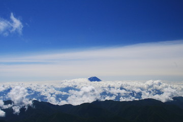 南アルプス　白峰三山テント縦走　農鳥岳山頂から　雲海と霊峰富士山を望む