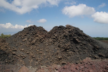 Erkalteter Lavahaufen auf Vulkano