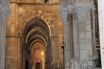 Fototapeta na wymiar Ville de Langres - Cathédrale Saint Mammes construite au 12 eme siecle - Vue de l'intérieur - France