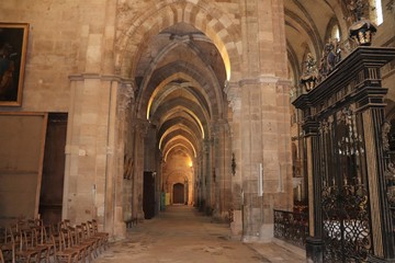 Fototapeta na wymiar Ville de Langres - Cathédrale Saint Mammes construite au 12 eme siecle - Vue de l'intérieur - France