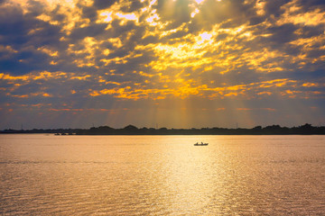 Dorado atardece en el lago 