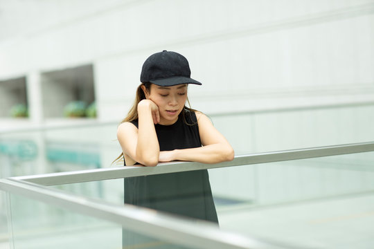 都会のビル街に佇む女性
