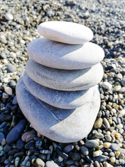 Fototapeta na wymiar flat stones of different sizes on the beach
