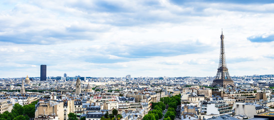 凱旋門から眺めるエッフェル塔とパリ市内　ワイド