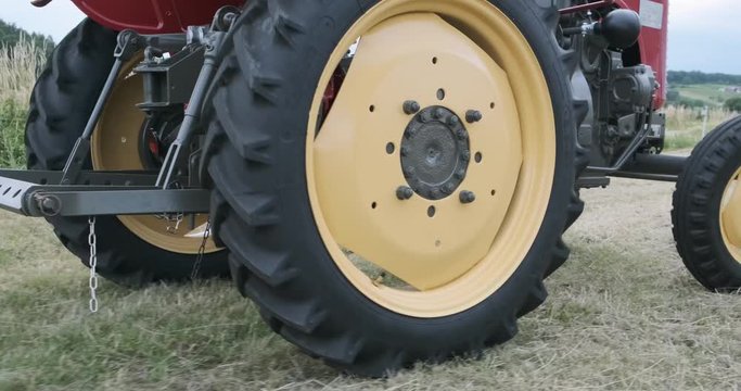 Roter 15er Steyr langsame Fahrt Hinterreifen SloMo 4k DCI