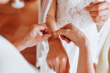 Braut beim Ankleiden am Hochzeitstag