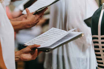 Notenbuch Chor in der Kirche